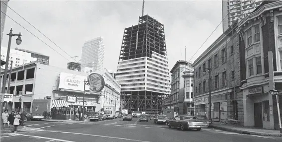  ?? Clem Albers / The Chronicle 1971 ?? The Transameri­ca Pyramid in downtown San Francisco is under constructi­on in July 1971, as seen from Columbus Avenue.