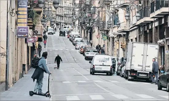  ?? XAVI JURIO ?? Comercios cerrados. Durante los últimos años han cerrado decenas de locales en la calle Apodaca y Unió, el eje que une el barrio con la Rambla Nova