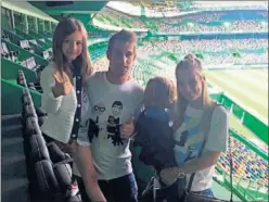  ??  ?? EN ALVALADE. Coentrao posó ayer con su familia en su nueva ‘casa’.