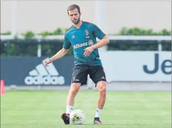  ?? FOTO: JUVENTUS ?? Pjanic continúa con su puesta a punto con la Juventus a la espera de que se reanude la Serie A