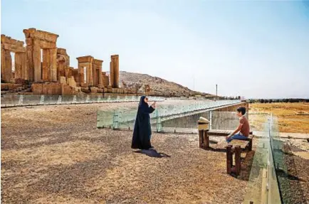  ??  ?? A destra, il panorama di Teheran dall’alto dei 438 metri della Milad Tower. Qui sotto, il sito archeologi­co di Persepoli, residenza reale degli Achemenidi dalla metà del VI al IV secolo a.C. Confronto con la storia