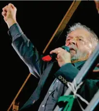  ?? Fabio Braga/Folhapress ?? O ex-presidente Luis Inácio Lula da Silva discursa em protesto na av. Paulista ontem, em São Paulo