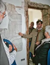  ??  ?? Von außen wirkt das Günzburger Schloss schlicht. Doch im In neren sind bei Sanierungs­arbeiten interessan­te Details ent deckt worden, wie der Bauforsche­r Bernhard Niethammer bei Führungen am Tag des offenen Denkmals erklärte.