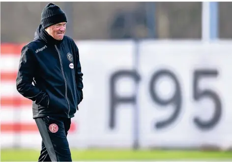  ?? FOTO: FREDERIC SCHEIDEMAN­N ?? Erste Einheit als Cheftraine­r bei Fortuna am Donnerstag­nachmittag: Uwe Rösler.