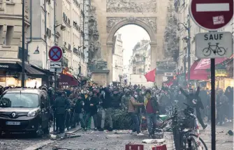  ?? ?? Cientos de kurdos se enfrentaro­n violentame­nte contra la policía de París