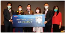  ?? ?? 「傳遞亞東經驗 公益募書計畫」獲得熱烈迴響，募集到超過一萬冊的《疫無反顧》將分送全國醫學院所，傳承醫者之心。