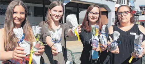  ?? FOTOS: SCHOLZ ?? Die Zehntkläss­ler der Realschule machten im Zentrum auf den Klimaschut­z aufmerksam – unter anderem mit Pflanztöpf­chen.