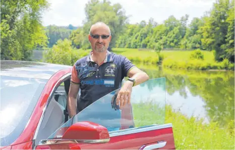  ?? FOTO: CORINNA WOLBER ?? Stefan Gries aus Sigmaringe­ndorf fährt mit seinem Tesla auch weite Strecken, ohne Probleme mit der Ladeinfras­truktur zu bekommen. Doch die Modelle anderer Hersteller sind aus seiner Sicht noch nicht ausgereift – leider, wie er sagt.