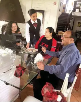  ??  ?? PERSONAJE. Carlos Abad, acompañado de su esposa (al frente), en la degustació­n de la comida.