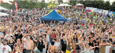  ?? ARCHIVFOTO­S: SUSI DONNER ?? Dichtgedrä­ngt stehen die Besucher des Woodstocke­nweiler-Festivals 2019 vor der Bühne. Bilder, die so zurzeit aufgrund der Corona-Pandemie nicht mehr denkbar sind.