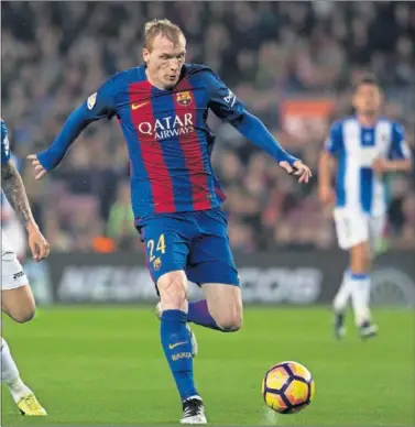  ??  ?? CON OPCIONES DE IRSE. Jérémy Mathieu tiene muchos números para entrar en la operación salida.