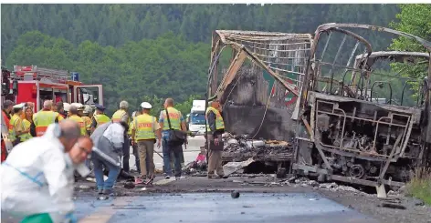  ?? FOTO: DPA; OBEN: IMAGO ?? Beim schweren Busunfall auf der A 9 in Oberfranke­n kamen 18 Menschen ums Leben. Die Polizei sucht noch nach der Ursache für das Inferno.