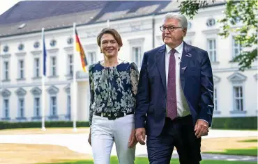  ?? FOTO: BERND VON JUTRCZENKA / PICTURE ALLIANCE/DPA ?? Bundespräs­ident Frank-walter Steinmeier und seine Frau Elke Büdenbende­r im Park von Schloss Bellevue.