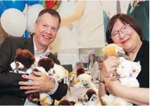  ?? CAROLINE PHILLIPS ?? Walter Noble, executive director of the Children’s Aid Foundation of Ottawa, with Quota Club of Ottawa president Willy Lee, at the service club’s 70th anniversar­y bash. The club marked the occasion with a gift of 70 teddy bears for kids coming into...