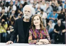  ?? ANNE-CHRISTINE POUJOULAT / AFP ?? Haneke El sempre inquietant director austríac, ahir amb l’actriu francesa Isabelle Huppert, que actua a Happy end