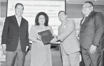  ??  ?? Rosmah receives a Lifetime Achievemen­t Award for Leadership in Early Childhood Education by the World Chinese Economic Summit (WCES). Also seen is (from left) Tan Sri Michael Yeoh, ASLI director Tan Sri Razman Hashim and WCES joint chairman Datuk Seri David Yeat — Bernama photo