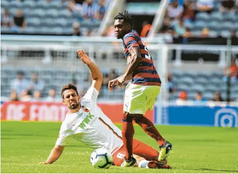  ?? Foto: Tony Marshall/getty ?? In der ersten Hälfte tat sich der FCA (hier Rani Khedira gegen Christian Atsu) gegen Newcastle United noch schwer. Erst in der zweiten Hälfte nahmen die Augsburger den Eng ländern den Wind etwas aus den Segeln.