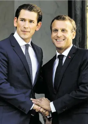  ?? BILD: SN/AFP ?? Üblich vor einem Gipfel: Der Gastgeber versucht, seine Gäste einzustimm­en. Kanzler Sebastian Kurz bei Emmanuel Macron in Paris.