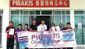  ??  ?? Chiam (fifth right) hands over entry forms to the president of Bulatan Park Runners Club Tang Swee Ming while others look on.