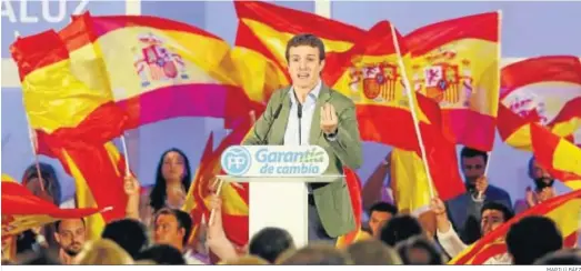  ?? MARILÚ BÁEZ ?? Pablo Casado, rodeado de banderas españolas, se dirige a los 2.000 militantes y simpatizan­tes que acudieron al acto del PP ayer en Málaga.