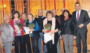  ?? SZ-FOTO: KÖ ?? Ehingens Oberbürger­meister Alexander Baumann (rechts) mit den Geehrten.