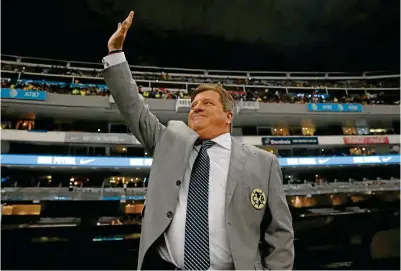  ??  ?? LÍDER. Miguel Herrera, entrenador de las Águilas del América, saluda a la afición que se hizo presente en el Estadio Azteca.