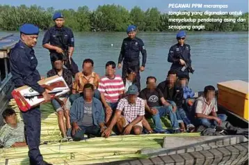  ??  ?? PEGAWAI PPM merampas tongkang yang digunakan untuk menyeludup pendatang asing dan senapang angin.