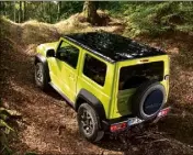  ??  ?? Aussi court qu’une Fiat Panda (, m), le Jimny mesure même , m de long seulement une fois la roue de secours ôtée. Ce gabarit de Lilliputie­n constitue un vrai atout en ville.