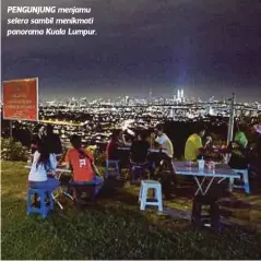  ??  ?? PENGUNJUNG menjamu selera sambil menikmati panorama Kuala Lumpur.