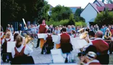  ?? Foto: Theresa Bley ?? Im Hof hinter dem Lagerhaus in Dinkelsche­rben präsentier­te die Musikverei­nigung ihre Sommersere­nade.