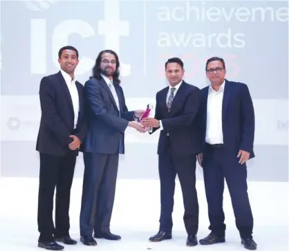  ??  ?? Stephen Fernandes, EVP, TransSys Solutions receives the ICT Achievemen­t Award.