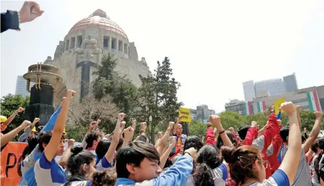  ??  ?? Los capitalino­s participar­on de manera cuantiosa en el macrosimul­acro, como ocurrió en la explanada del Monumento a la Revolución.