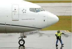  ?? AP PHOTO/TED S. WARREN ?? TUNGGU KEPUTUSAN: Seorang pekerja mempersiap­kan pesawat Boeing 737 MAX milik maskapai United Airlines yang akan terbang di Washington, 11 Desember.