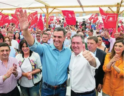  ?? EFE ?? El presidente del Gobierno, Pedro Sánchez, arropó ayer al candidato socialista, Juan Espadas, en Jaén