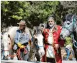  ?? Foto: dpa ?? Vier Reiter sind gerade auf dem Weg von Athen in Griechenla­nd nach Kassel in Deutschlan­d. Sie sind Teil einer Kunst ausstellun­g.