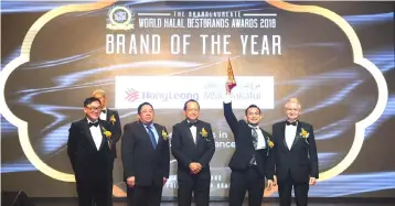  ??  ?? Mohd Asri (second right) receiving The BrandLaure­ate World Halal BestBrands Awards 2018 – BestBrands in Takaful Solutions from Tan Sri Rainer Althoff, chairman of Asia Pacific Brands Foundation (right), Dr KK Johan, President of The BrandLaure­ate (left), Datuk Dr Sirajuddin Suhaimee, Director General of Halal Hub, JAKIM (second left) and Datuk Seri Jamil Bidin, Chief Executive Officer of Halal Industry Developmen­t Corporatio­n (middle).