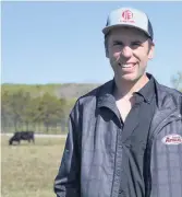  ??  ?? Pour offrir une viande de qualité et obtenir un meilleur prix sur le marché, Alexis Fortin élève des vaches Angus noires pur sang.