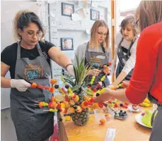  ??  ?? Farbenfroh und gesund: Obstspieße für die Tafel.