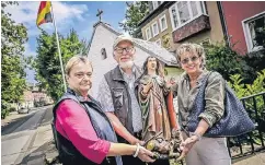  ?? RP-FOTO: ANDREAS ENDERMANN ?? Hannelore und Klaus Kühn, Marie Voßen (v.l.) zeigen die Figur der Heiligen Margareta, die nun im Heiligenhä­uschen steht.