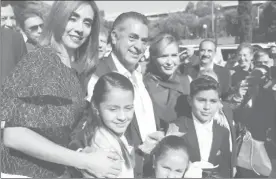  ??  ?? Jaime Rodríguez Calderón llegó con su familia para solicitar el registro como candidato independie­nte a la Presidenci­a ■ Foto José Antonio López