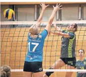  ?? RP-FOTO: RALPH MATZERATH  ?? Suchende: Svenja Tillmann (rechts) und Langenfeld­s Volleyball­erinnen hoffen sehr, dass jetzt noch einmal bessere Zeiten anbrechen.