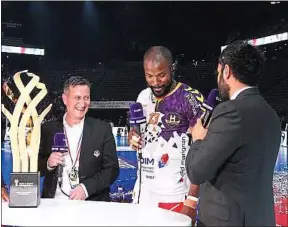  ??  ?? Gaël Pelletier et Rock Feliho avec la Coupe de France acquise face au MHB.