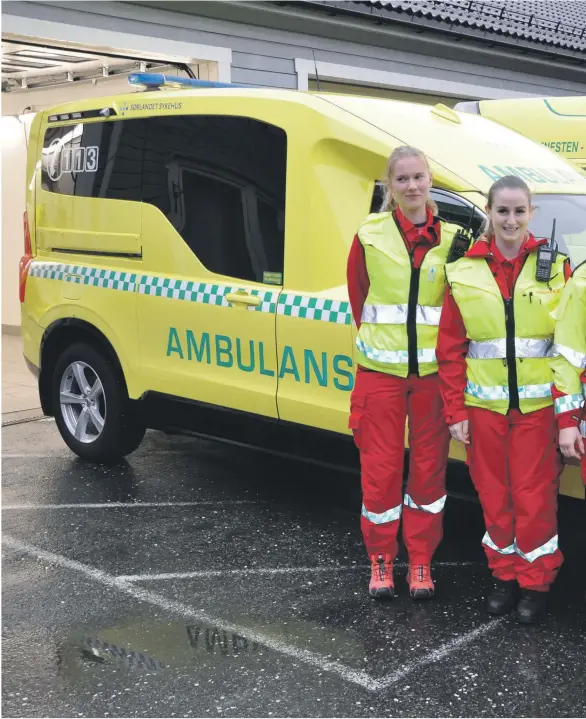  ??  ?? KVINNEØKNI­NG: Grimstad ambulanses­tasjon har fått flere kvinner i staben. Her Maria Meland Fredrikson, Vanessa Jacque line Bickenbach og Lisa Dahl Mortens en foran den nye XC 90-en med gamlebilen i bakgrunnen.