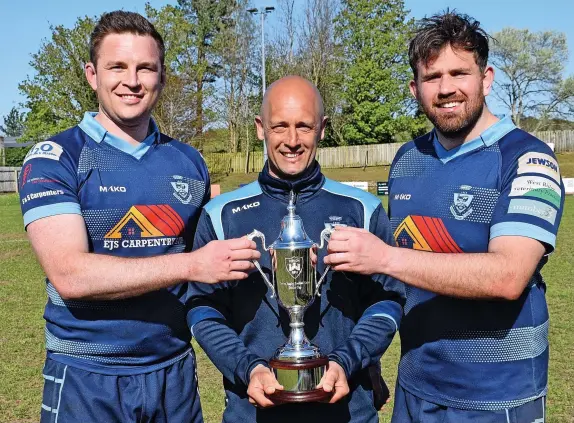  ?? Kevin Crowl ?? Tiverton skipper Matt Hague, head coach Jon Hill, and player-coach Will Norton with the Devon Junior Cup