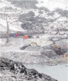  ?? FOTO: RICHARD ULLOA ?? ►► Maquinaria pesada en trabajos a la orilla de la laguna Verde, junto a la mina Delia II.