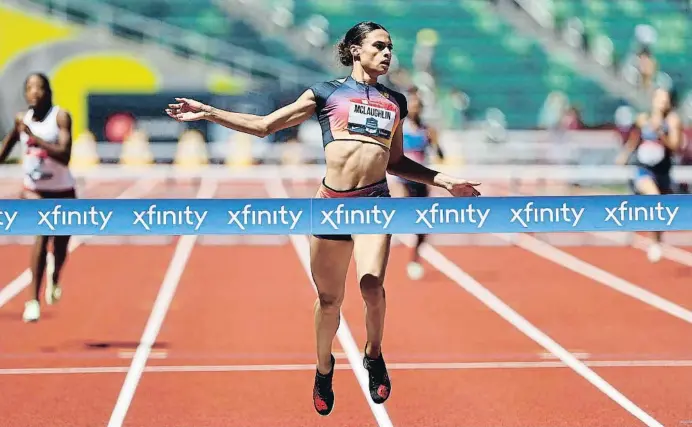  ?? ANDY LYONs   A ?? Sydney McLaughlin a punt de creuar la meta i batre la plusmarca universal dels 400 m tanques a Hayward Field, a Eugene, el 25 de juny