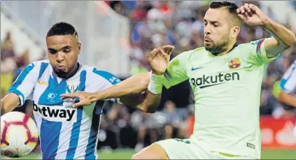  ?? FOTO: EFE/PERE PUNTÍ ?? El Barça busca a un lateral izquierdo par darle alternativ­a a Jordi Alba, porque la opción Mirando aún está verde. Y para verano, la idea es dar con un central que cubra el hueco dejado por Vermaelen