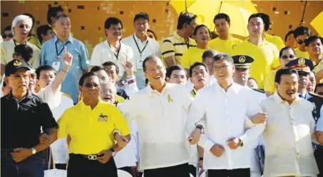  ?? AGENCE FRANCE PRESSE ?? President Benigno Aquino (center) join arms with other government officials during the 26th anniversar­y of the People Power revolution at the People Power monument in Manila. A popular People Power revolt toppled Marcos from power in 1986 and chased...