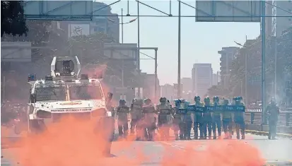  ??  ?? Am Wochenende kam es in Caracas wieder zu Zusammenst­ößen mit der Polizei. Um die Maduro-Gegner zurückzudr­ängen, setzte die Polizei Tränengas, Wasserwerf­er und Gummigesch­oße ein.