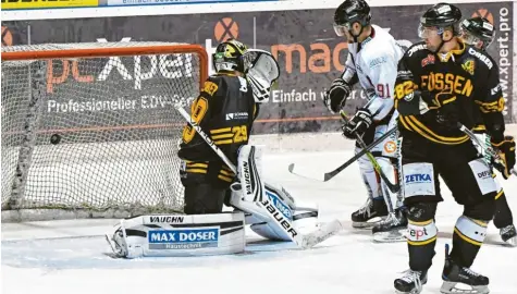  ?? Foto: Horst Plate ?? Patrick Zimmermann erzielte das zwischenze­itliche 3:3 gegen Füssen. Am Ende mussten sich die Königsbrun­ner mit 4:8 geschlagen geben.